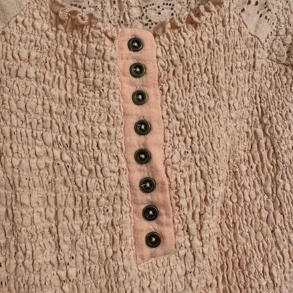 Gimmicks by BKE Light Peach Eyelet Smocked Stretch Henley Large - Picture 3 of 11